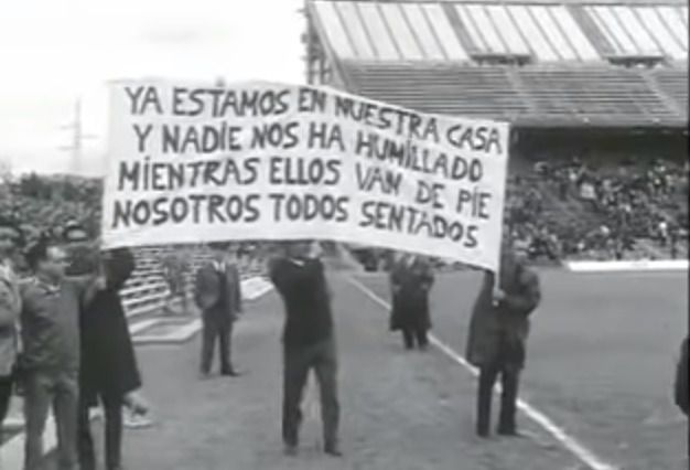 Aficionados del Atlético de Madrid sacan una pancarta presumiendo de estadio y en alusión a su eterno rival, el Real Madrid (MDO)