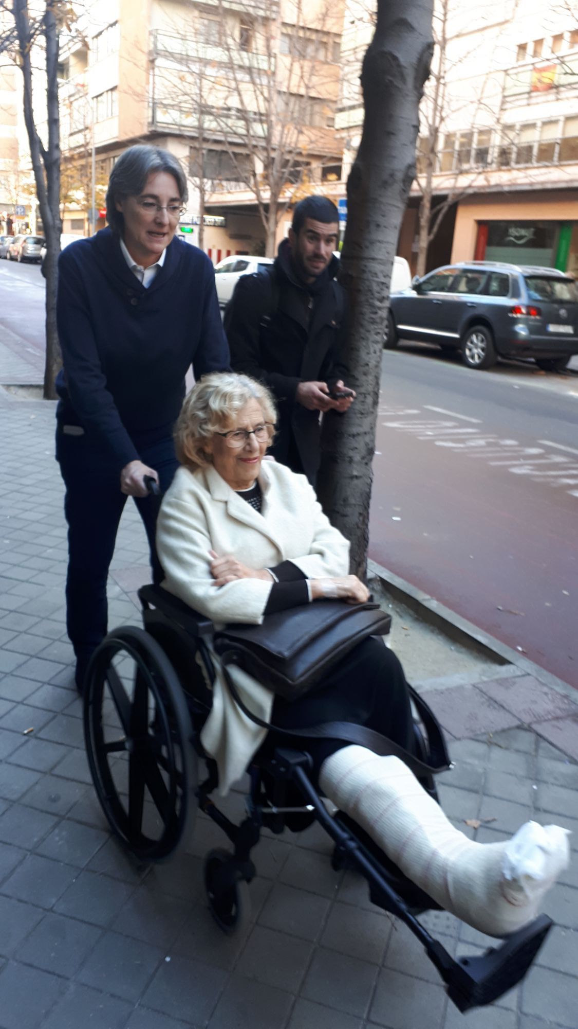 Manuela Carmena ha salido del hospital, en el que llevaba cuatro días ingresada, acompañada de Marta Higueras y en silla de ruedas (Ayuntamiento de Madrid)