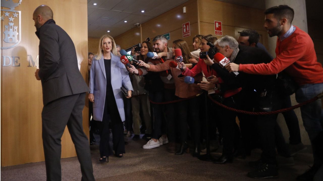 Cristina Cifuentes, a la entrada de la sala de la Asamblea donde se celebraba la comisión de investigación de universidades. Kike Rincón