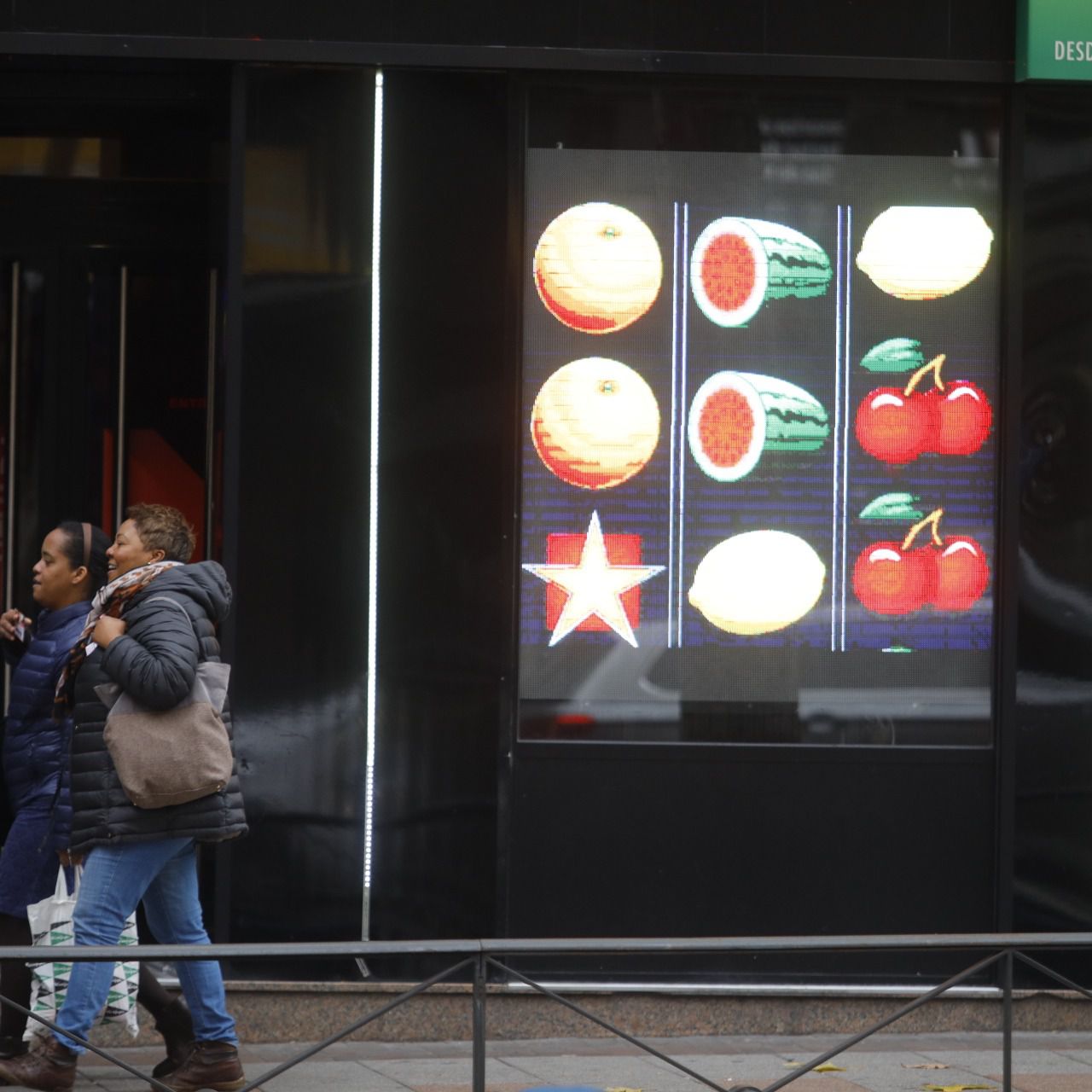 Salón de juegos del barrio de Tetuán, uno de los más afectados por la reciente 'invasión' de casas de apuestas. Kike Rincón