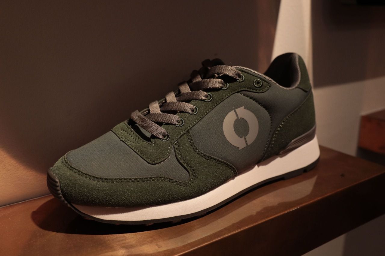 Las zapatillas Ocean Waste han sido fabricadas a partir de unas cinco botellas de plástico del fondo del Mediterráneo. (Foto: Kike Rincón)