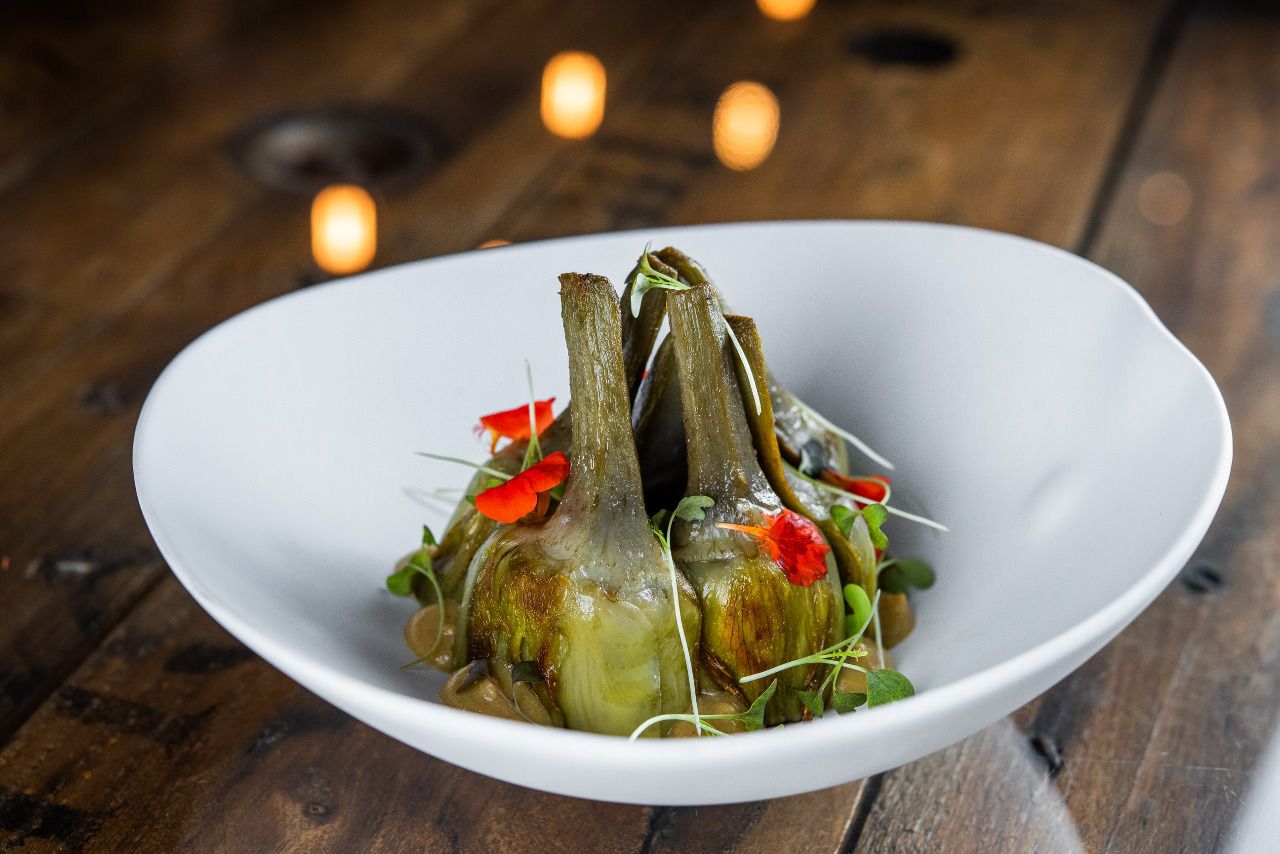 Alcachofas de Tudela confitadas con crema de foie y miso dulce.