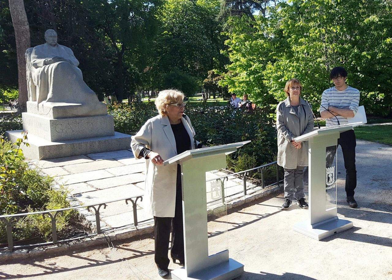 El Ayuntamiento celebra el Dos de Mayo frente a la estatua de Galdós en El Retiro. (EP)