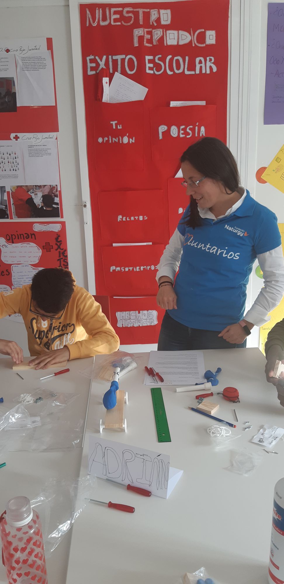 El taller se completó con la con la creación un pequeño vehículo de marquetería.