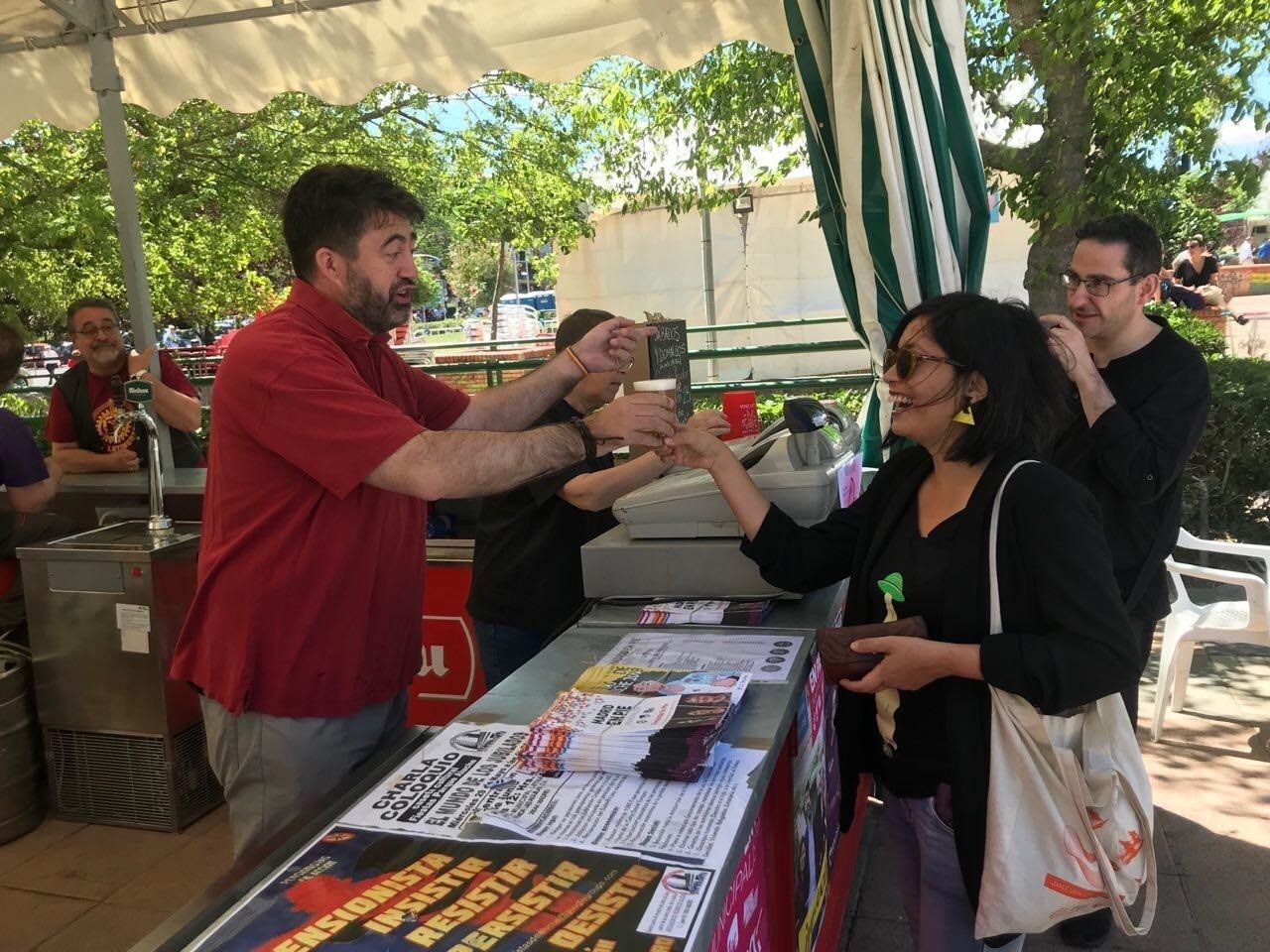 Carlos Sánchez Mato servirá cerveza en las fiestas de Aluche durante su jornada de reflexión (Foto: Madrid en Pie Municipalista)