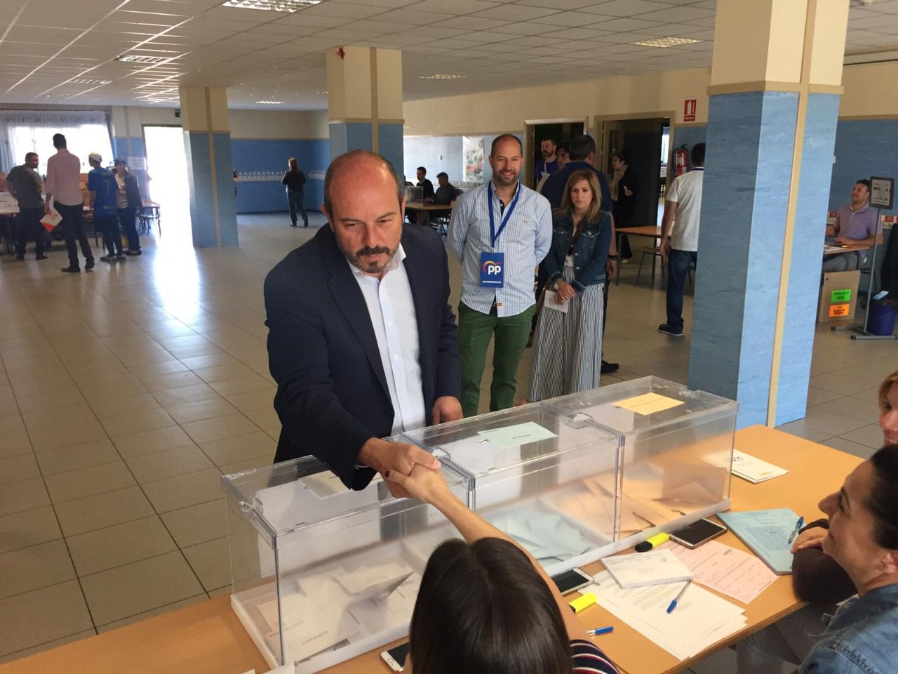 Pedro Rollán acude a votar a su colegio electoral (Foto: PP)