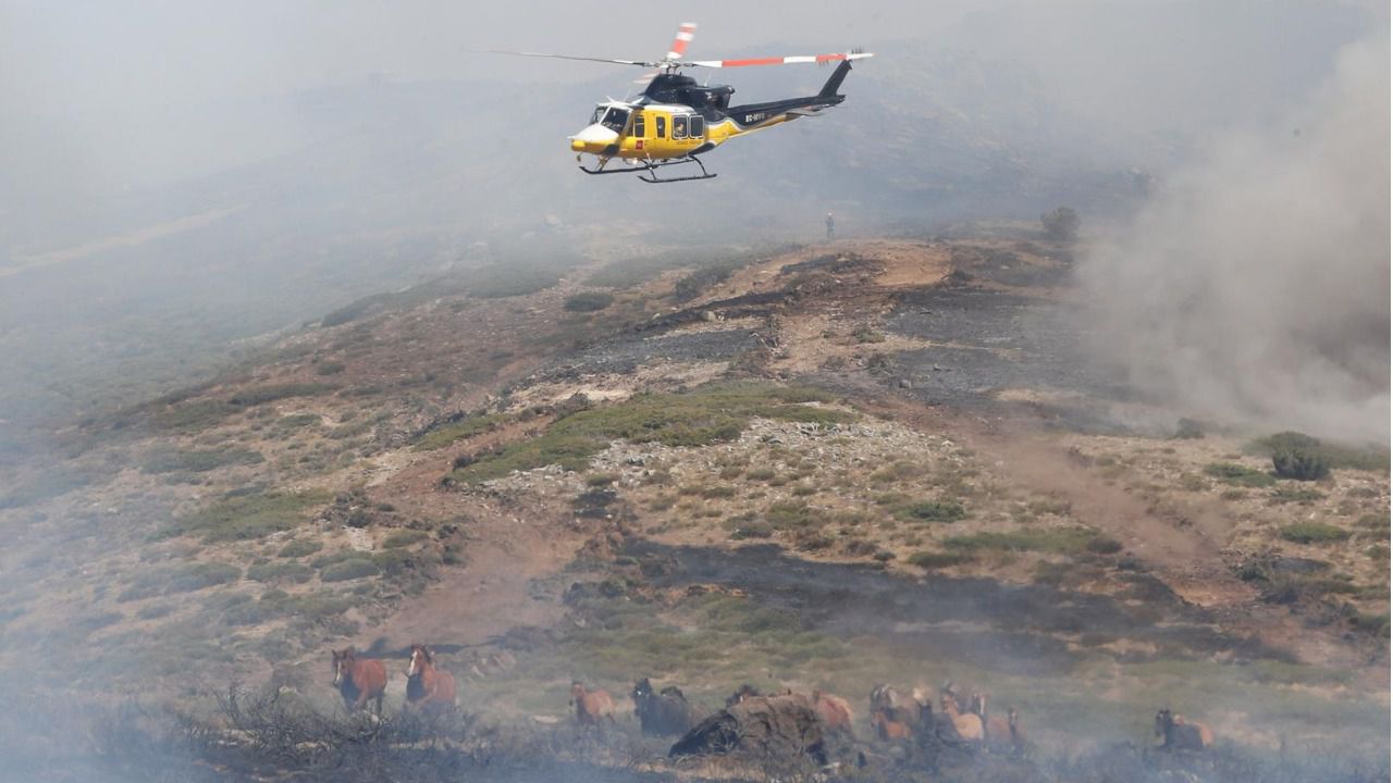Un helicóptero trabaja en la zona de Rascafría (Foto: 112 Comunidad de Madrid | Pedro González)