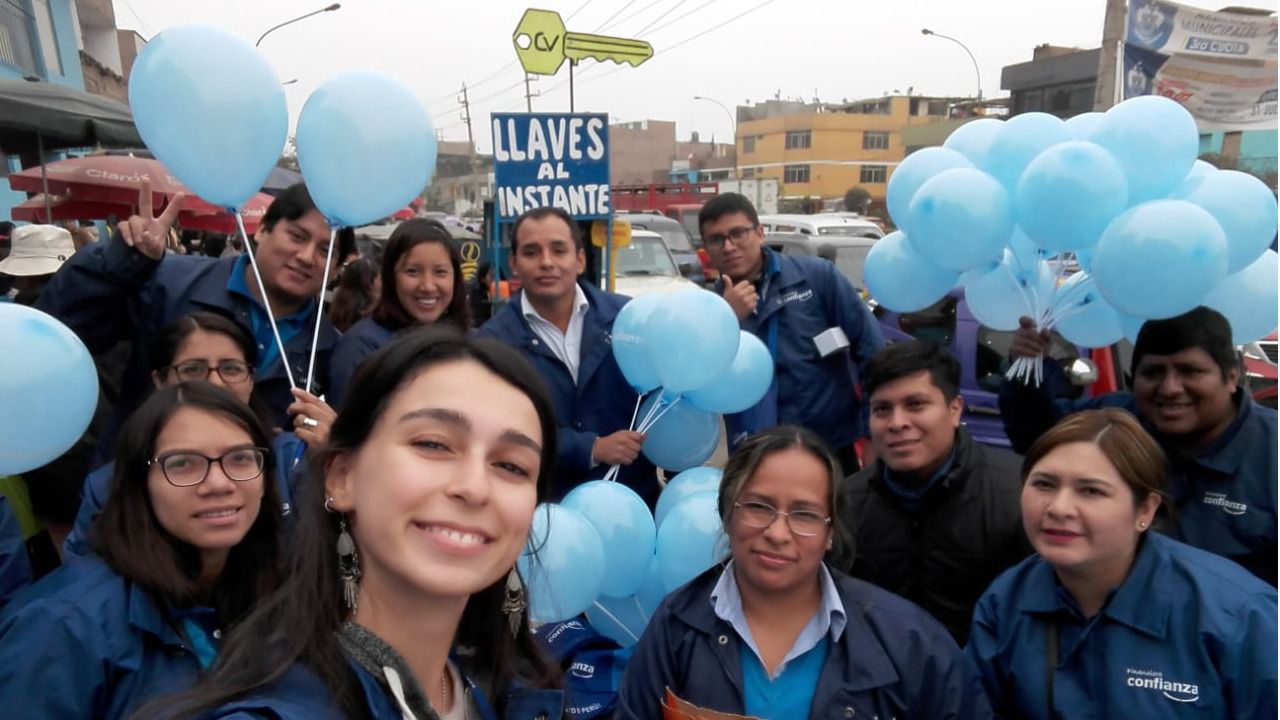 Sofía Gabino, con el equipo de Financiera Confianza, entidad de la FMBBVA en Perú.