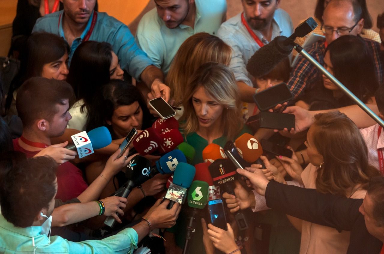 Cayetana Álvarez de Toledo atiende a los medios a su llegada a la Asamblea de Madrid (Foto: Chema Barroso)