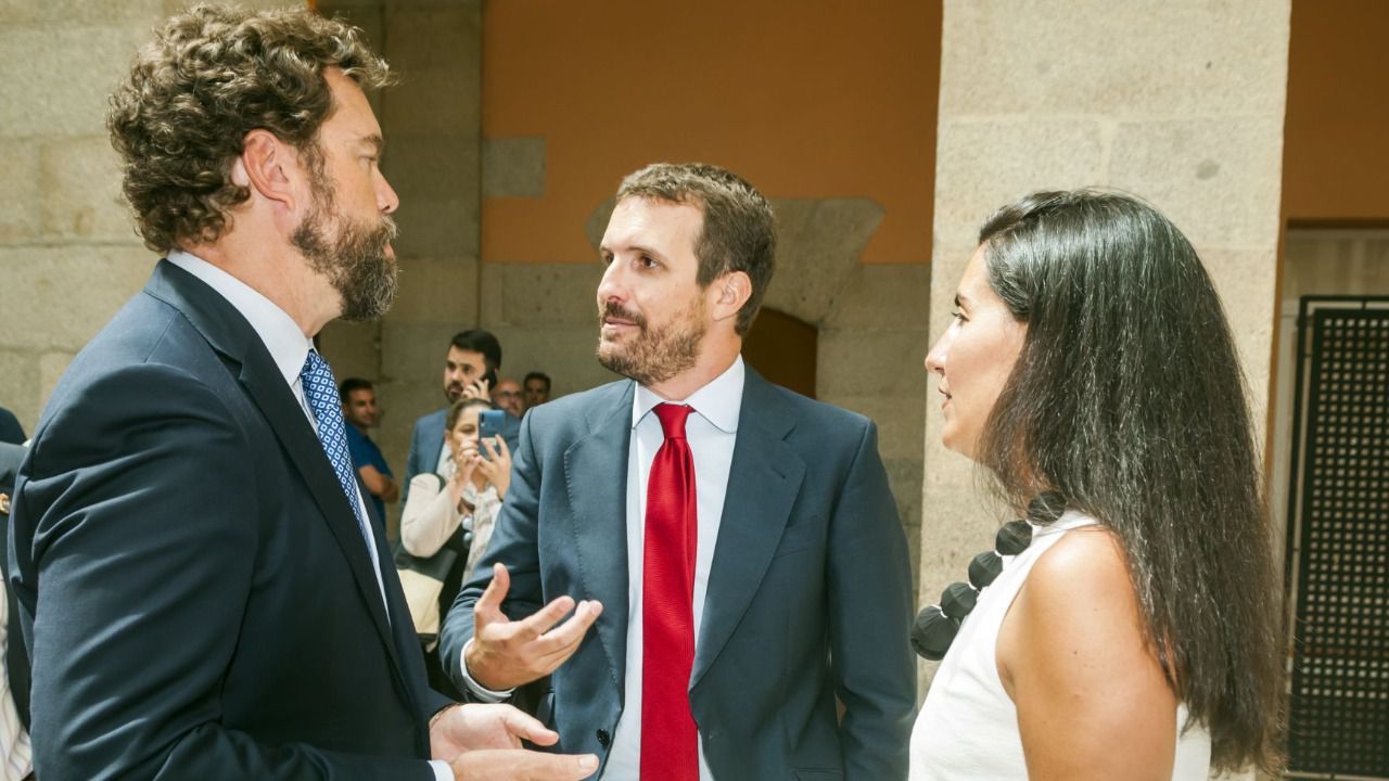 Rocío Monasterio e Iván Espinosa de los Monteros (Vox) charlan con Pablo Casado (PP) en la toma de posesión del cargo de Isabel Díaz Ayuso. (Chema Barroso)