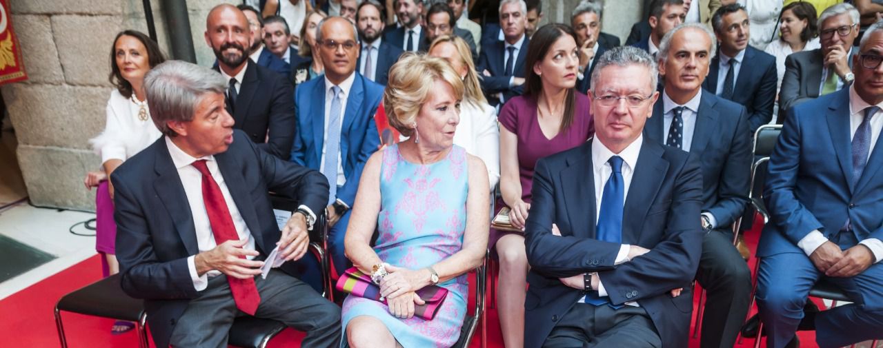El expresidente Ángel Garrido, que compartió asiento con sus homólogos Pedro Rollán, Esperanza Aguirre y Alberto Ruíz-Gallardón, será ahora consejero de Transportes, una de las carteras que corresponde a Ciudadanos en el nuevo Gobierno de coalición. (Chema Barroso)