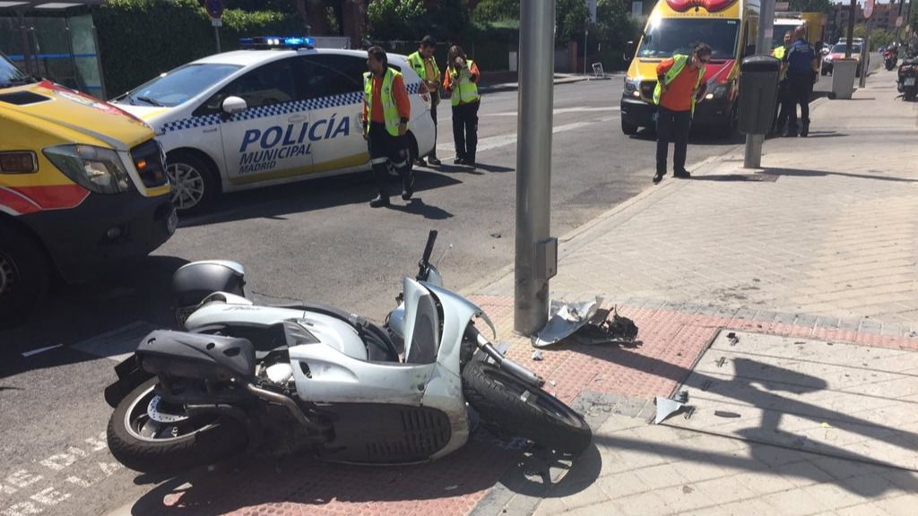 Un motorista de 60 años ha resultado herido grave este viernes en un accidente de tráfico al colisionar con un coche que estaba haciendo un giro y salir despedido del vehículo, impactando contra una farola. (Twitter Emergencias Madrid)