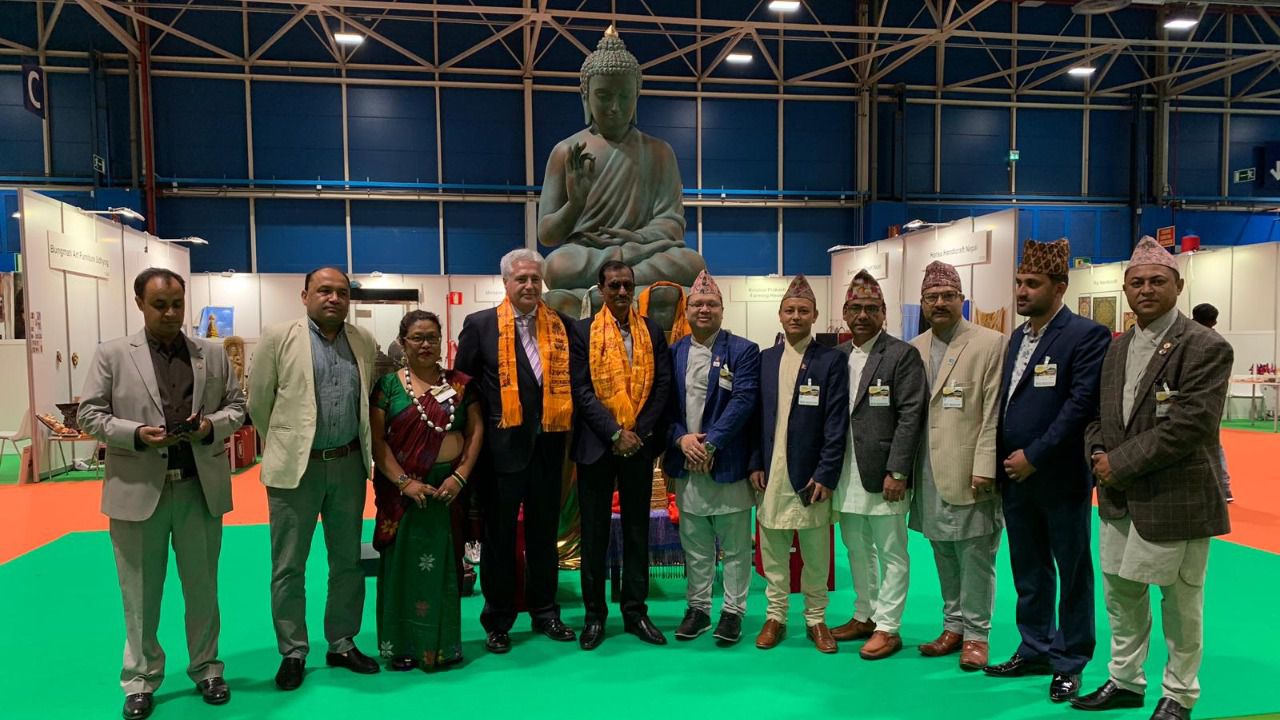 En el centro de la imagen, el alcalde de Lumbini y el presidente de la Fundación Lumbini Garden, José Manuel Vilanova, en su visita a Expotural. (Foto: Fundación Lumbini Garden)
