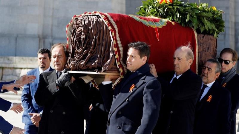 Los familiares de Franco portan el féretro hasta el coche