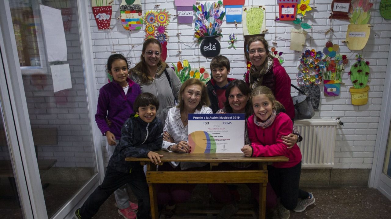 Directora, miembros del AMPA y alumnos del CEIP Cardenal Herrera Oria