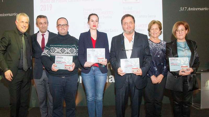 Fotos de familia con los ganadores III Concurso de Microrrelatos Monte de Piedad Carmen Alborch