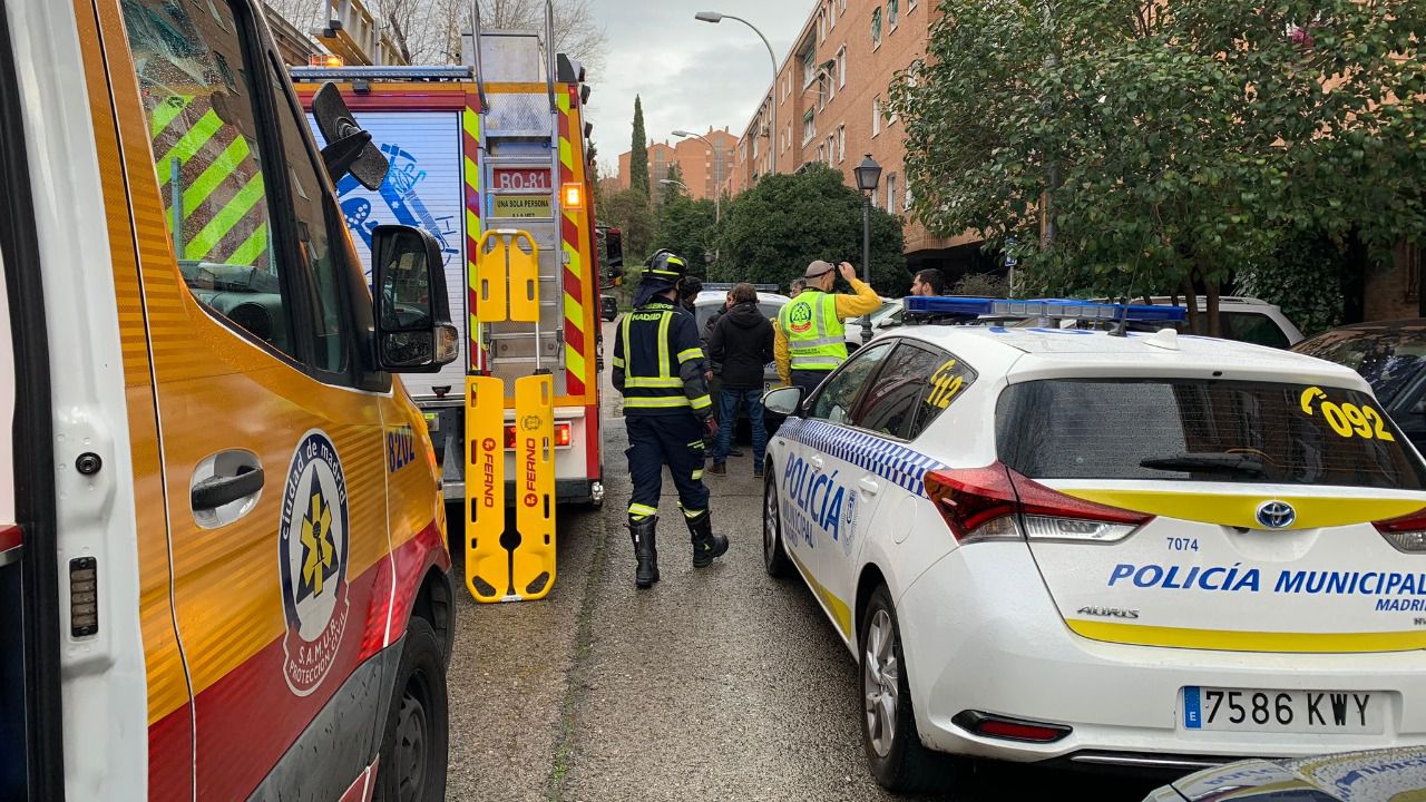 Efectivos de Samur, Bomberos y Policía Municipal frente al edificio donde ocurrió el accidente