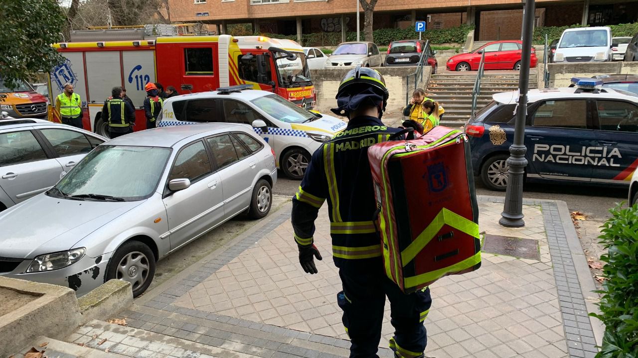 Un oficial de Bomberos Madrid prepara la camilla para el accidente