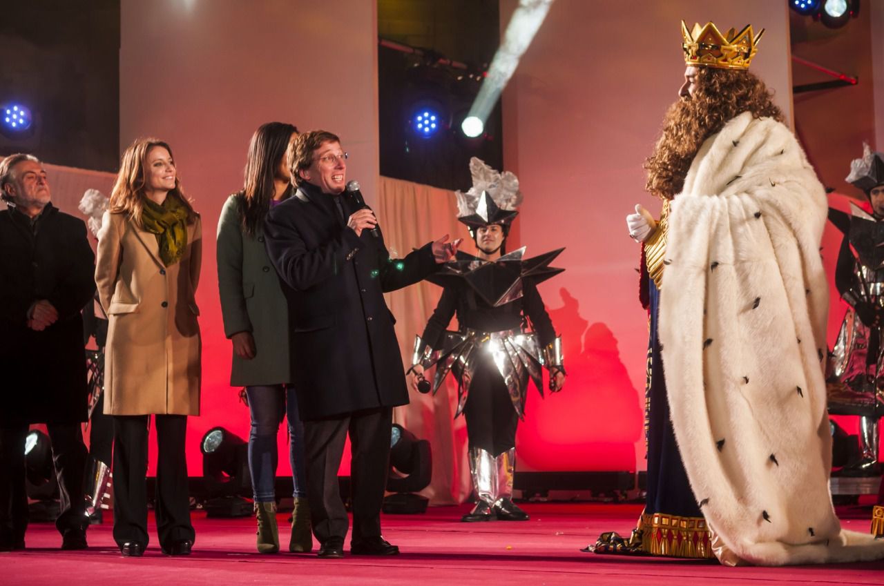 El alcalde, José Luis Martínez-Almeida, junto a los Reyes Magos (Foto: Chema Barroso)