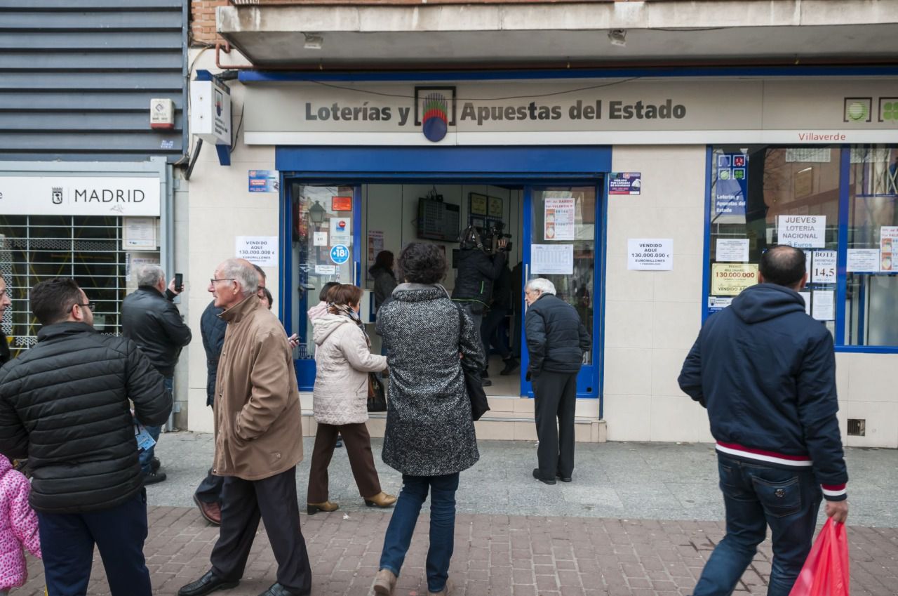 Los vecinos, a la espera de conocer quién es la afortunada o afortunado (Foto: Chema Barroso)