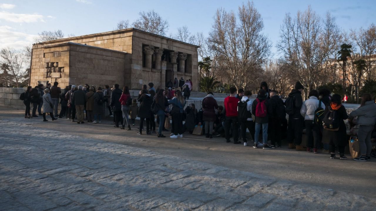 Largos colas para acceder al interior del templo. (Foto: Chema Barroso)