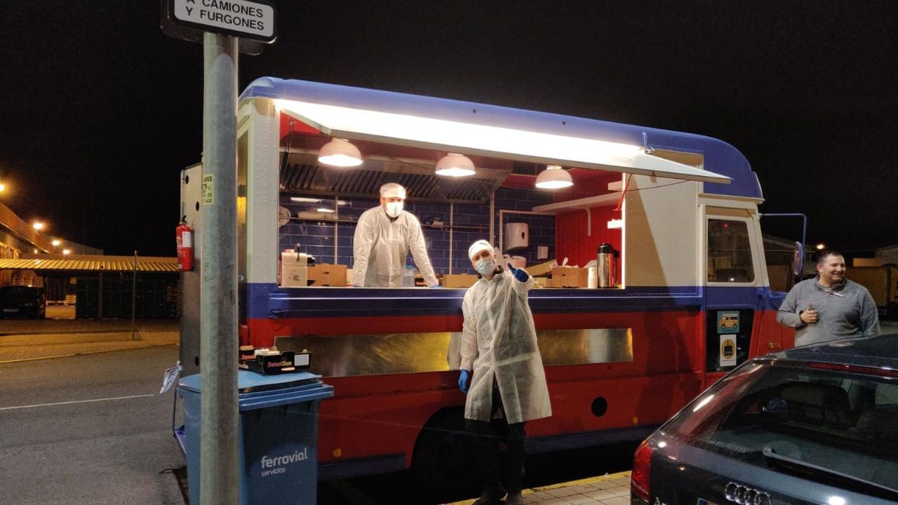 Voluntarios de Turismo Sostenible reparen comida desde una food-track.