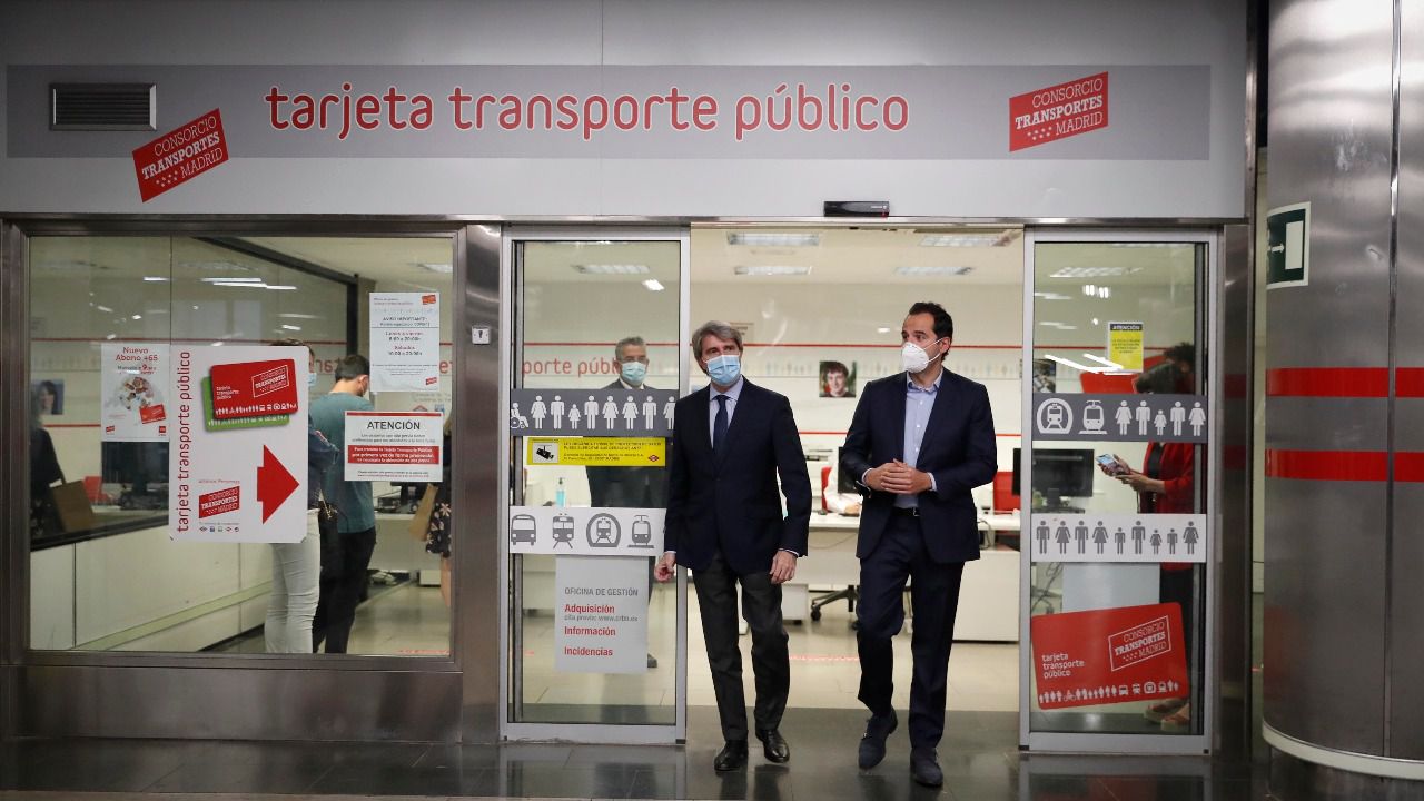 El vicepresidente, consejero de Deportes, Transparencia y portavoz del Gobierno de la Comunidad de Madrid, Ignacio Aguado, y el consejero de Transportes, Movilidad e Infraestructuras, Ángel Garrido, en el Metro de Madrid.