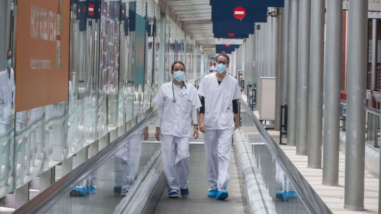 Dos jóvenes médicas en el hospital provisional de Ifema. 