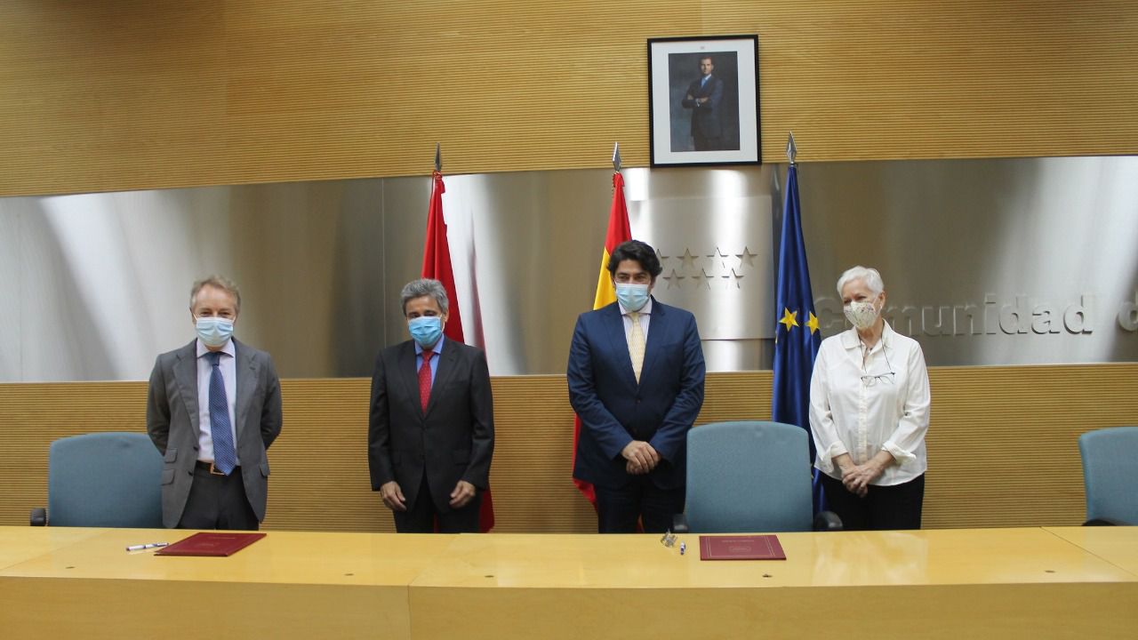 De izda. a dcha.: Lorenzo Cooklin, director general de la Fundación Mutua Madrileña; José Tortosa, comisionado de la Comunidad de Madrid para Cañada Real; David Pérez, consejero de Vivienda de la Comunidad de Madrid y María Rosa Gómez Jiménez, presidenta de la asociación El Fanal.