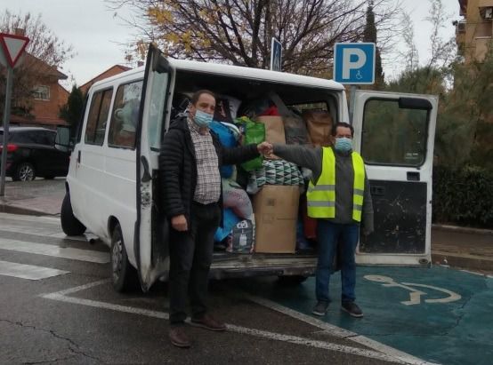 Primera de las furgonetas llena de donaciones. (Foto: Vecinos por Rivas Vaciamadrid)