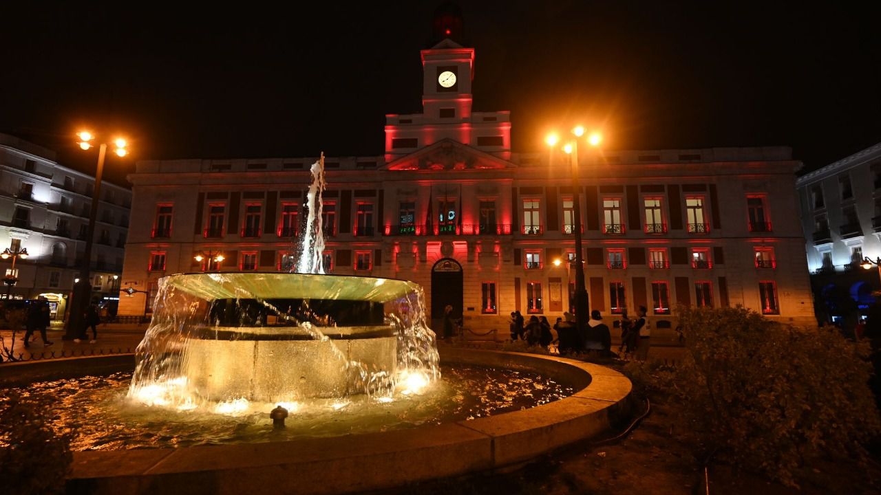La fachada del Gobierno regional, iluminada de rojo con motivo de la celebración del Año Nuevo Chino