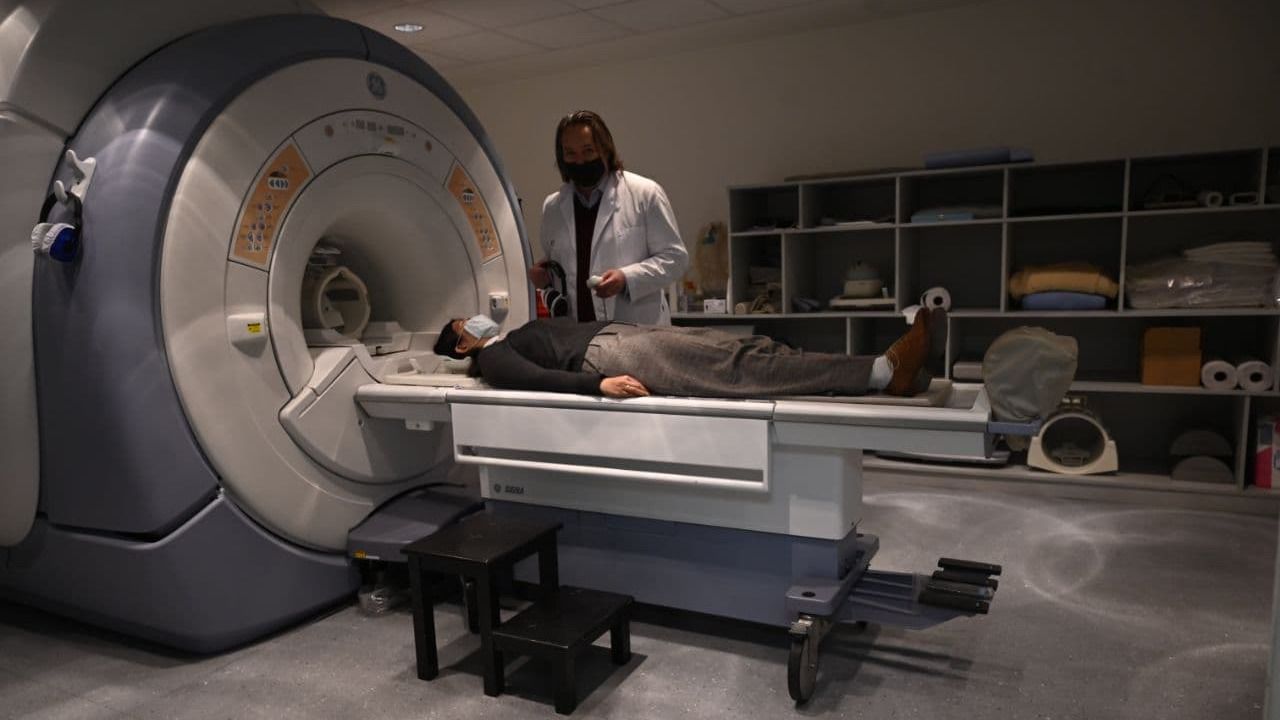 Bryan Strange, director del Laboratorio de Neurociencia Clínica del CTB-UPM e investigador de la Fundación Cien, preparando a una paciente para una resonancia que forma parte del estudio del Proyecto Vallecas