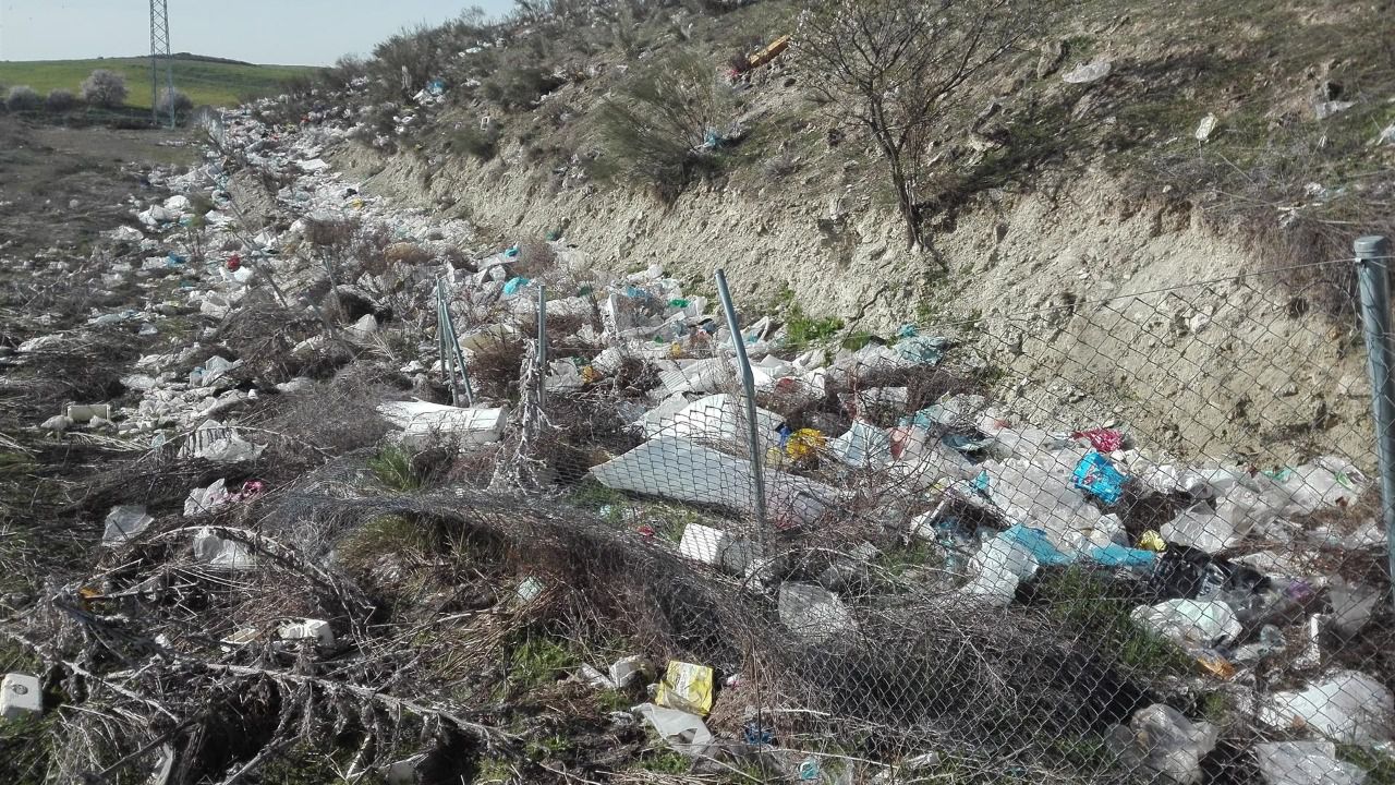 Vertidos fuera del perímetro del vertedero de Pinto. (Fuente: Ecologistas en Acción)