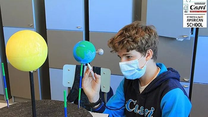 Un alumno trabajando en un proyecto sobre los planetas