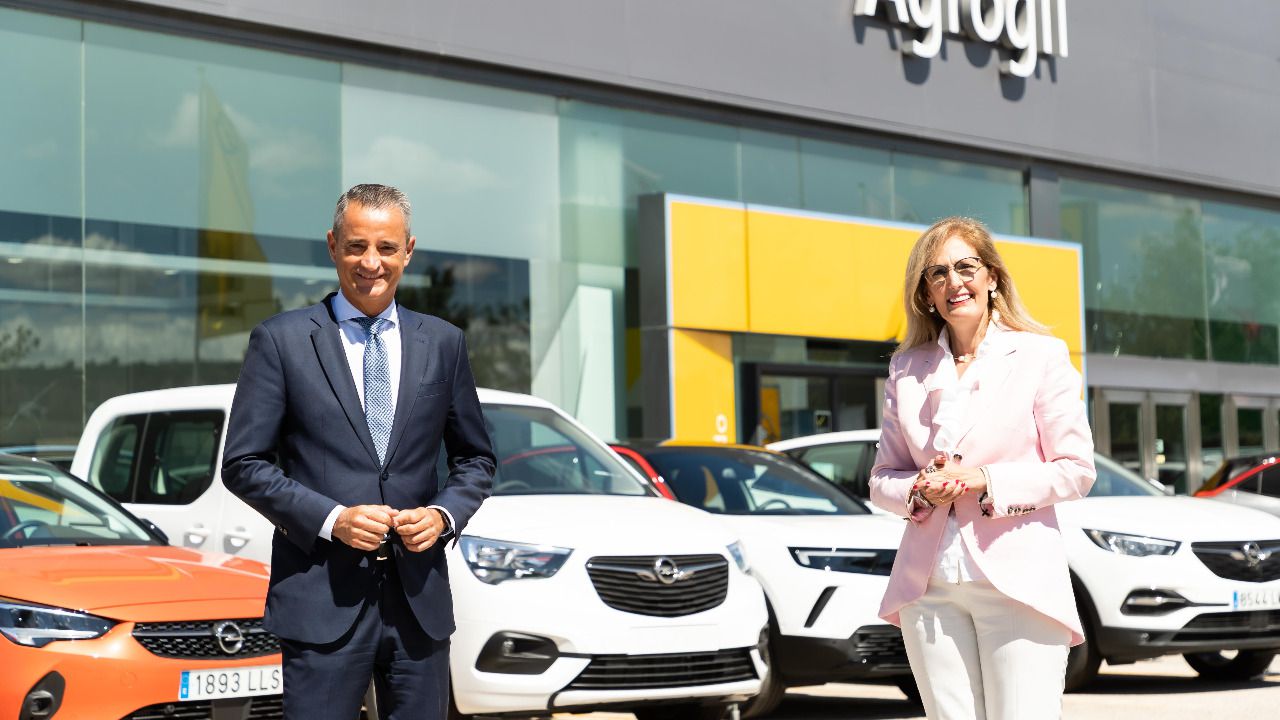 La ganadora, Elisa Gil, junto a Juan Luis Vidal, director territorial de CaixaBank en Madrid Sur.