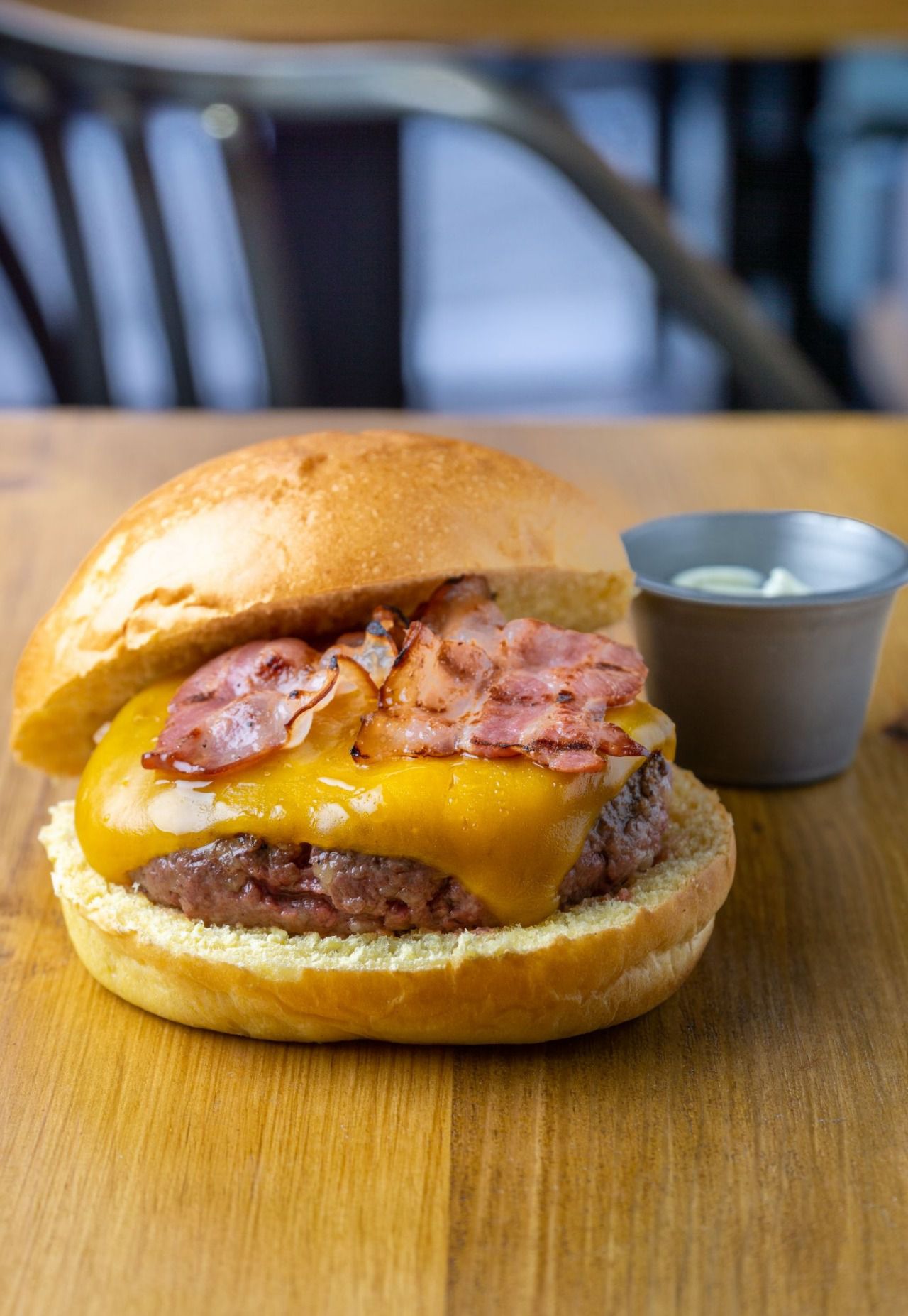 La Frankie Cheese Bacon, acompañada de salsa