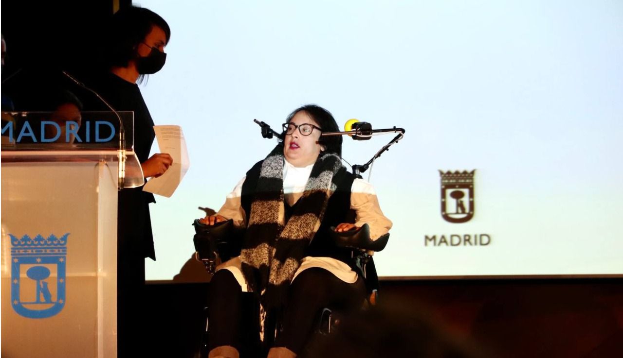 Wafa, víctima de violencia de género, narrando su valiente testimonio. Foto: Lucía Villanueva.