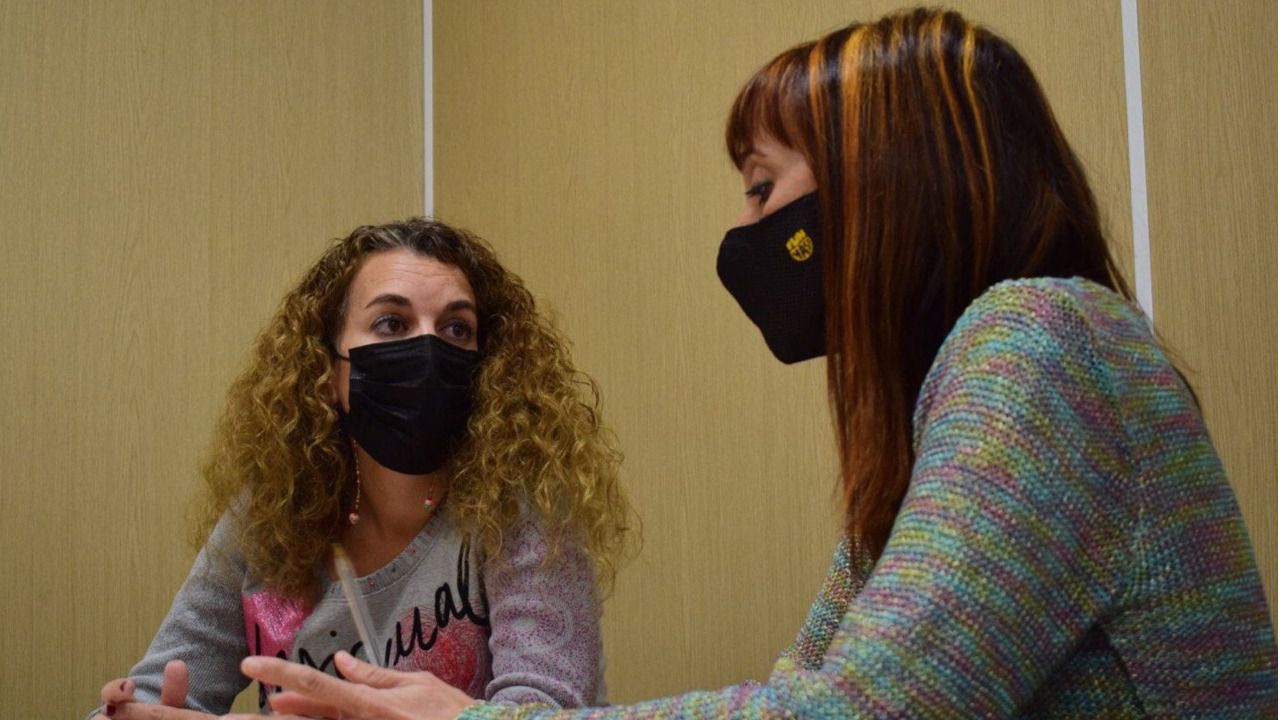 Ruth Otero y Cristina Cifuentes, psicóloga y trabajadora social de la OAV