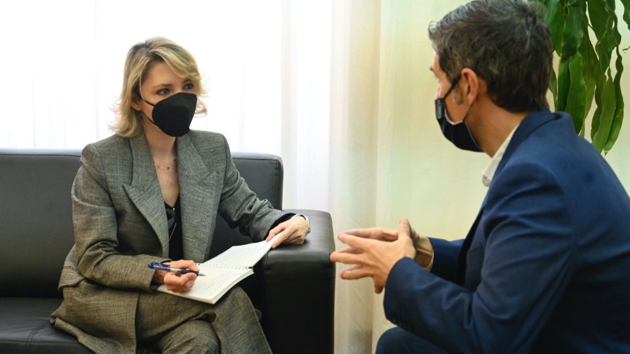 María Cano, directora de Madridiario y Javier Rodríguez, alcalde de Alcalá de Henares. (Foto: Chema Barroso)