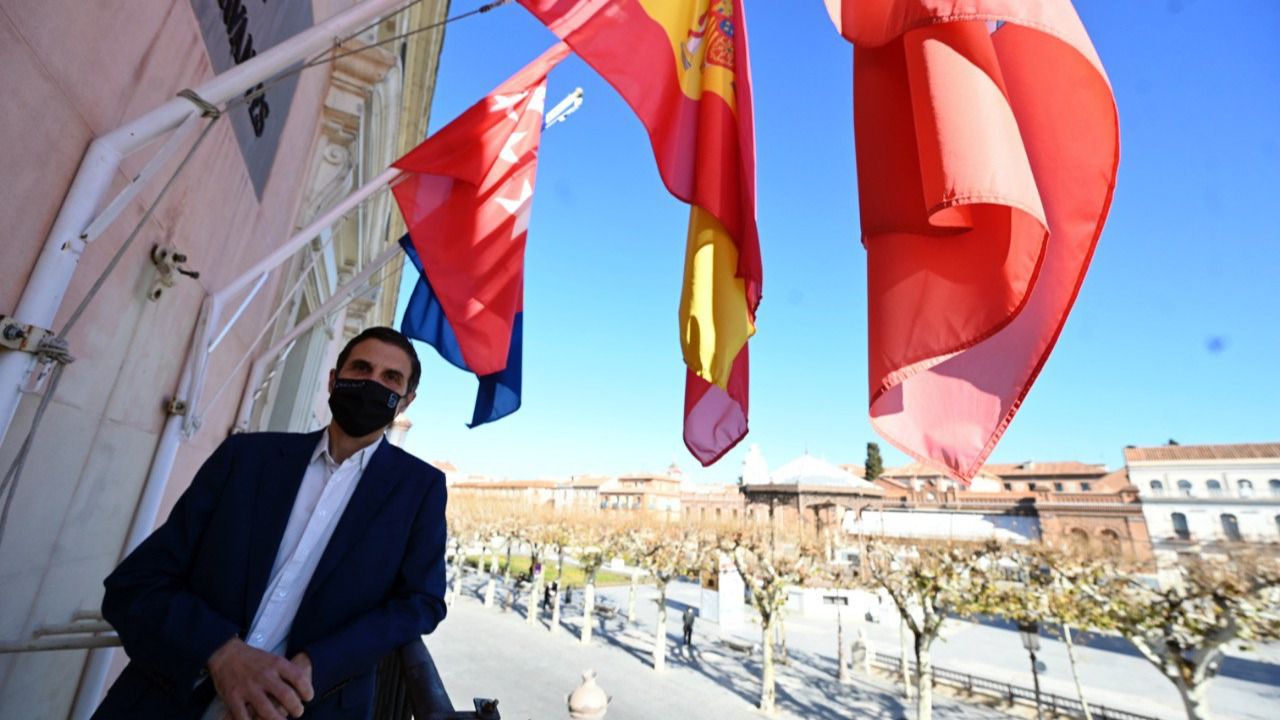El acalde de Alcalá de Henares, en el balcón del Ayuntamiento. (Foto: Chema Barroso)