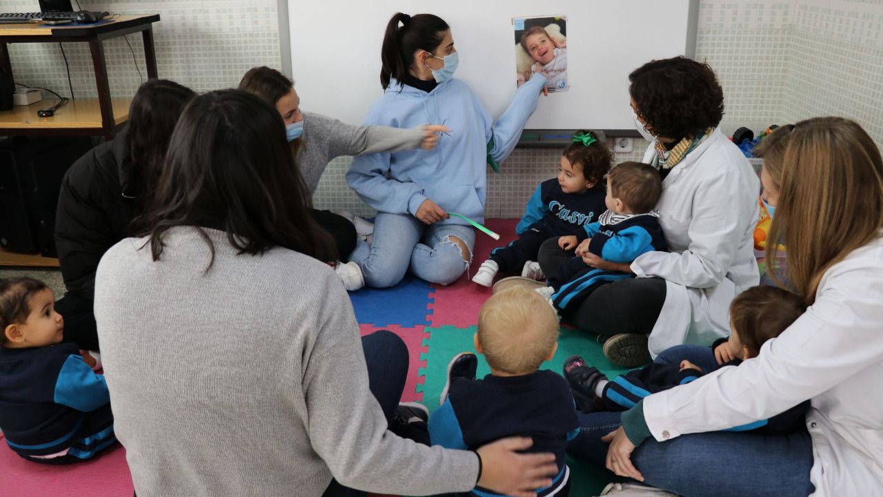 Hablando de la enfermedad que sufre Nico en una de las clases