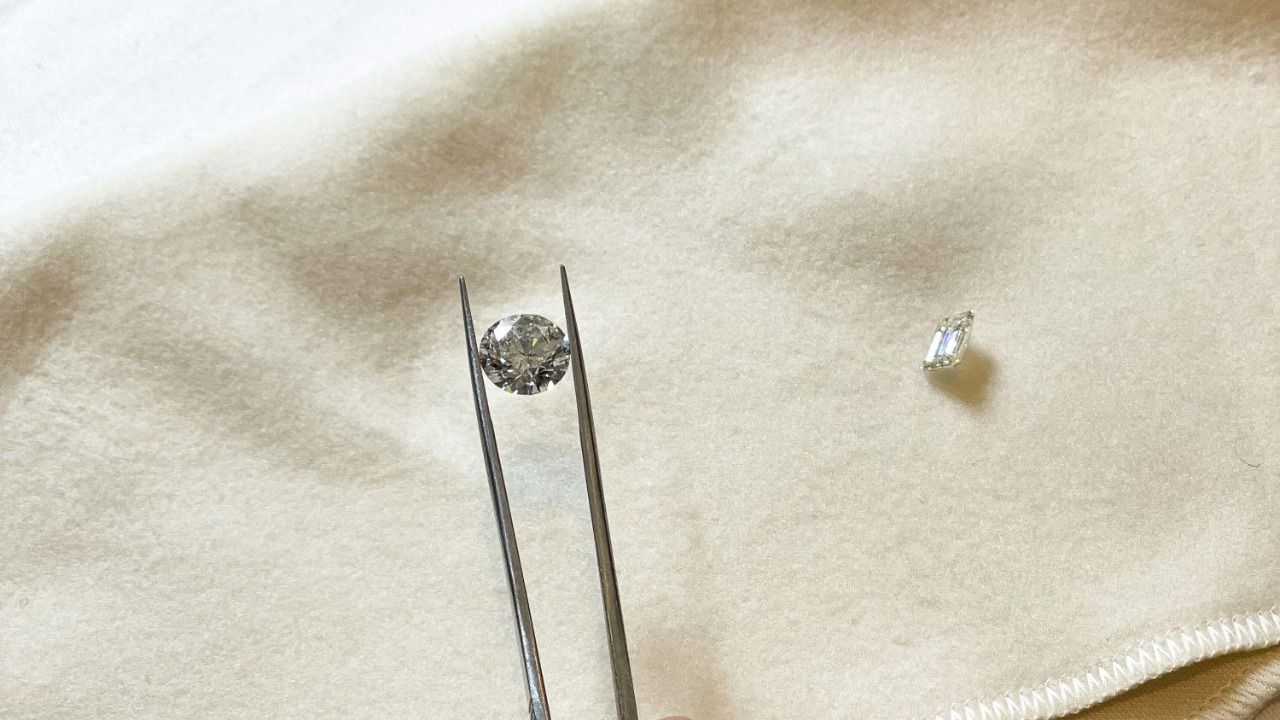 Un diamante cogido con las pinzas