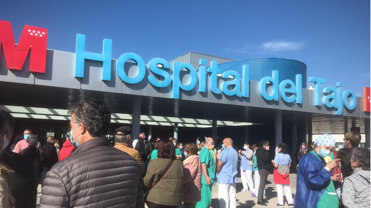 Concentración de trabajadores del Hospital del Tajo. (Foto:CCOO)