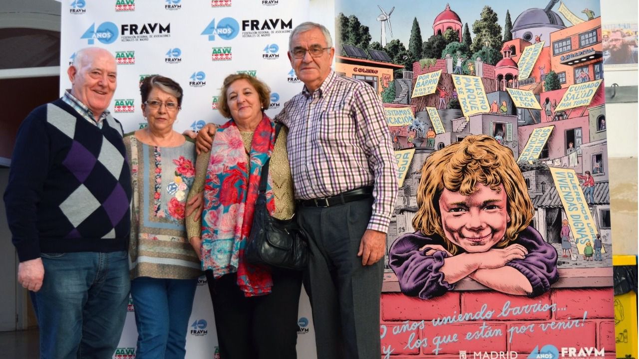 Marisa Díaz junto, su marido y miembros de la AV La Unión de Almendrales