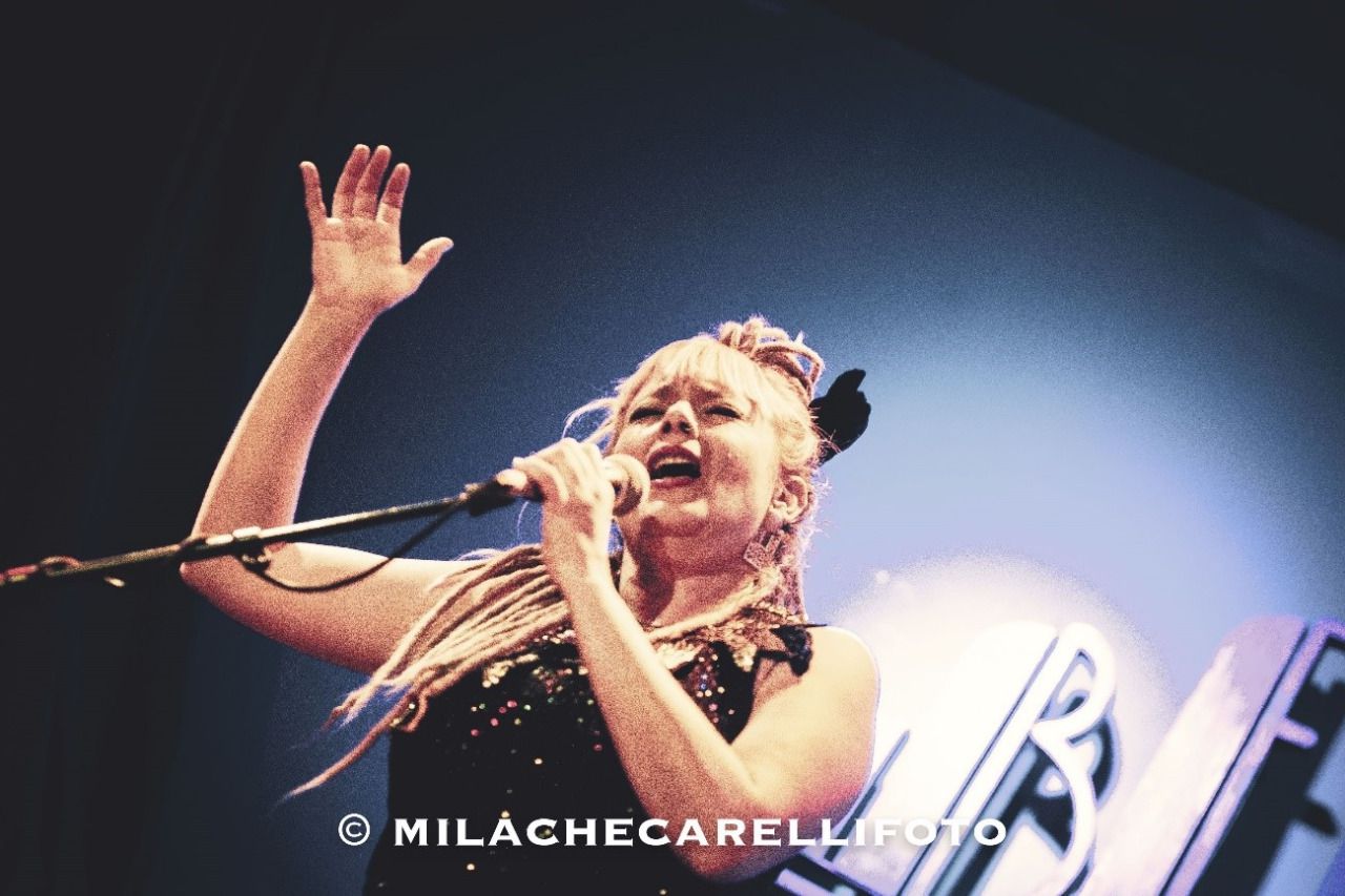 Naika Ponce sobre el escenario (Foto: Mila Checarelli)