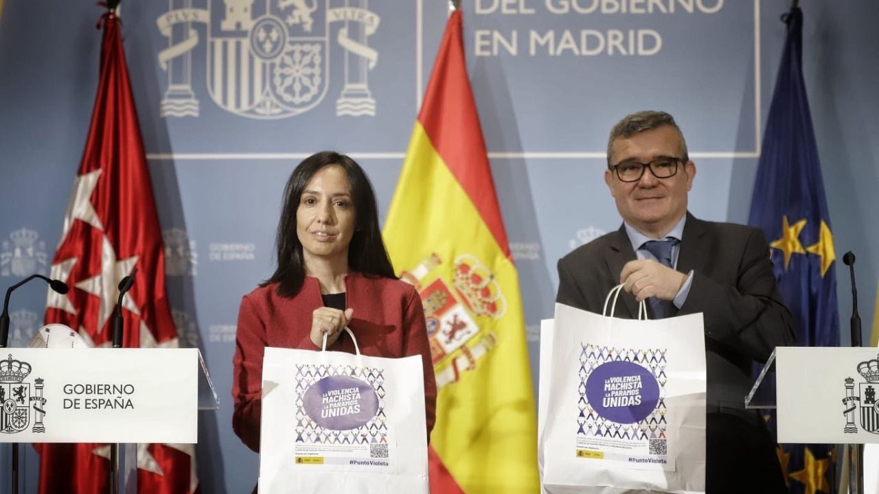 La delegada del Gobierno en la Comunidad de Madrid, Mercedes González y el alcalde de Parla, Ramón Jurado.