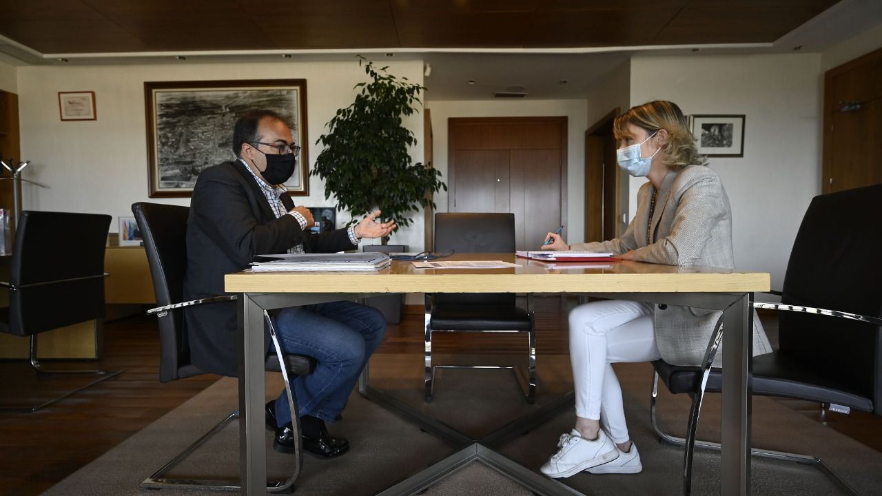 Santiago Llorente, alcalde de Leganés, y la directora de Madridiario, María Cano