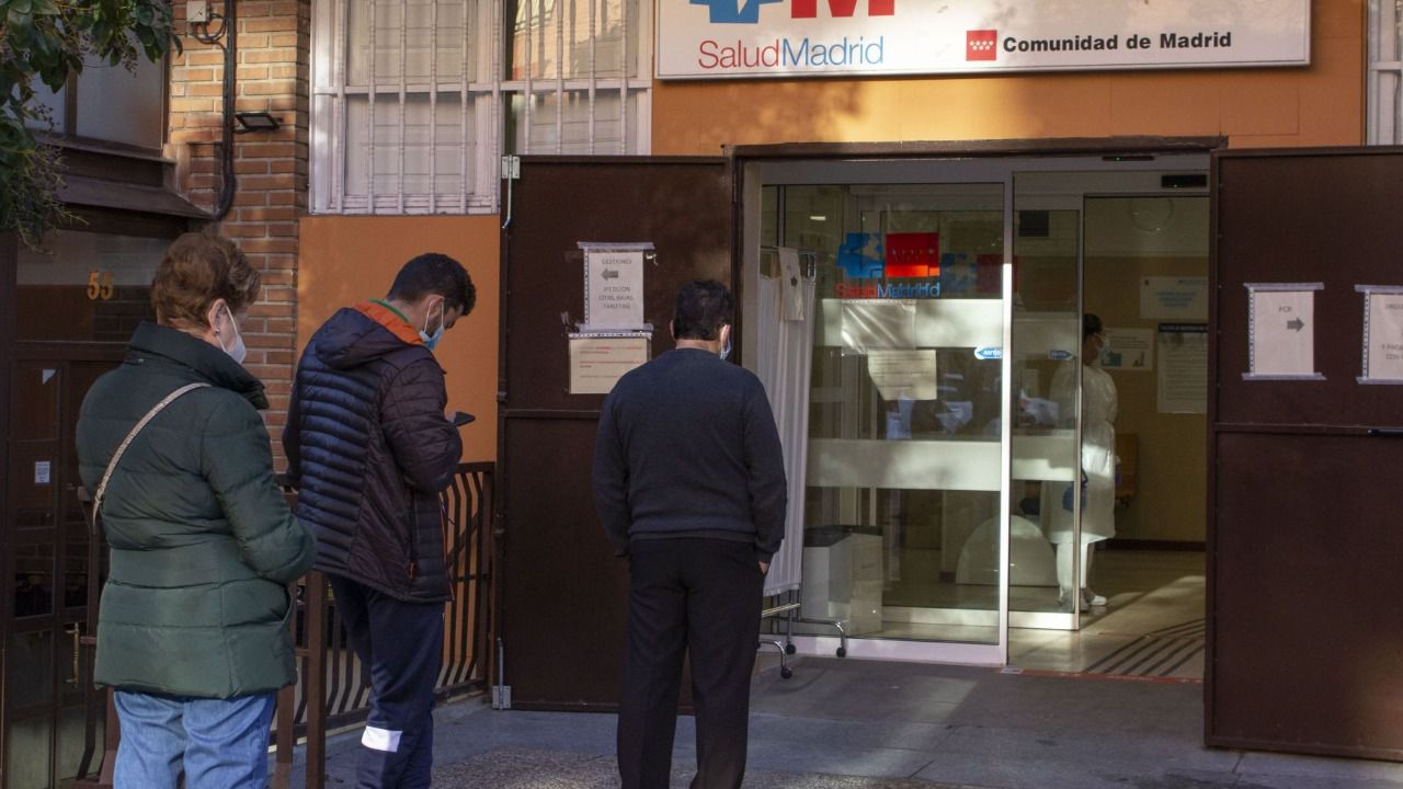 Gente esperando para entrar en su centro de salud (Foto: Daniel Rodrigo Arenas)