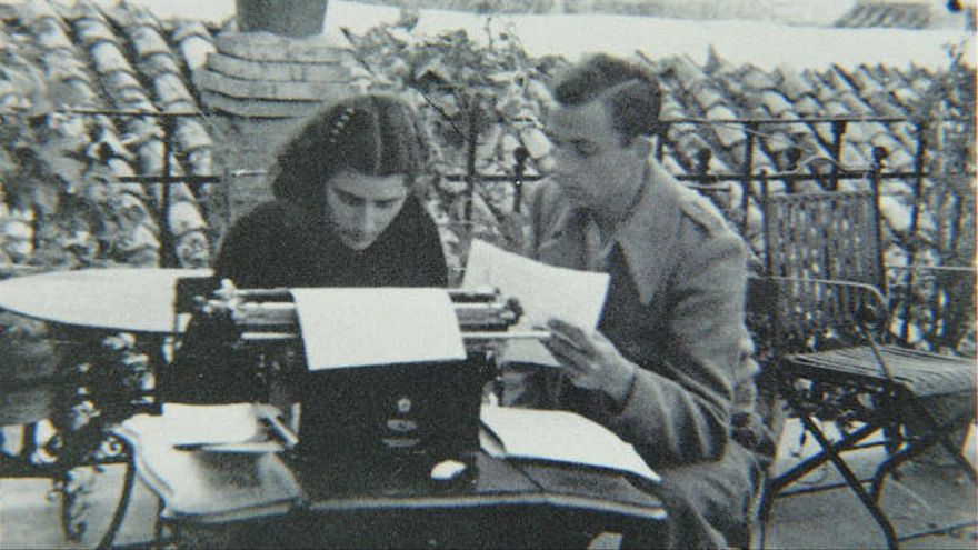 Miguel Hernández junto a su esposa Josefina Manresa