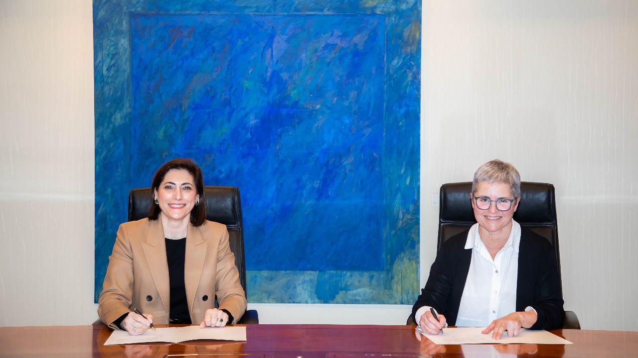 De izquierda a derecha, Maria Luisa Martínez Gistau, directora de Comunicación y Relaciones Institucionales de CaixaBank y Eva Orúe la directora de la Feria del Libro de Madrid